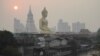 Patung Buddha raksasa di kuil Wat Paknam Phasi Charoen terlihat di tengah polusi udara di Bangkok, Thailand, 2 Februari 2023. (Foto: REUTERS/Chalinee Thirasupa)