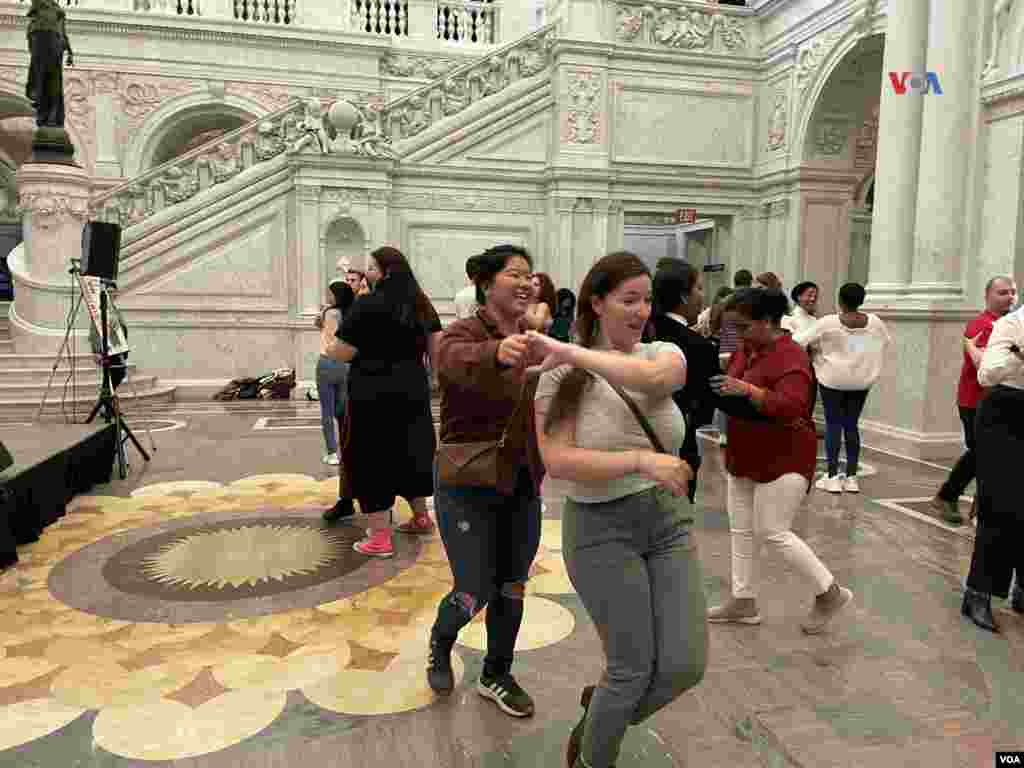 Personas de todas las nacionalidades y orígenes disfrutaron del danzón en la biblioteca del Congreso.