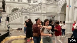 Clases de danzón en la biblioteca del Congreso.