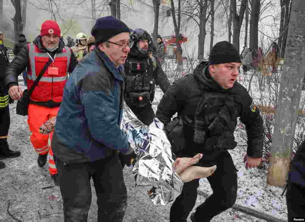 Поліція евакуює місцевого мешканця житлового будинку у Харкові, зруйнованого російською ракетною атакою.&nbsp;Фото&nbsp;REUTERS/В&#39;ячеслав Мадієвський,&nbsp;зроблено&nbsp;23 січня 2024 року