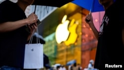 上海蘋果專賣店開始販售最新的蘋果手機iPhone 15。(2023年9月22日)