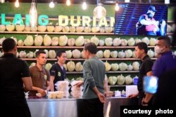 Presiden Joko Widodo (tengah) berbincang dengan penjual di Durian Si Bolang, Medan hari Selasa malam (16/5).