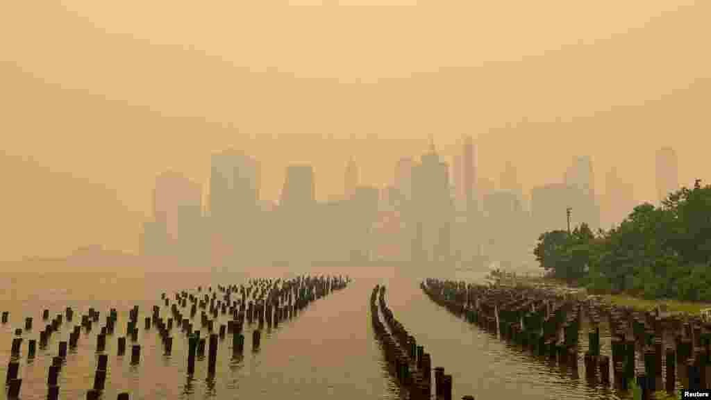 دھوئیں کے سبب نیویارک شہر میں ہر چیز دھندلی نظرآ رہی ہے۔