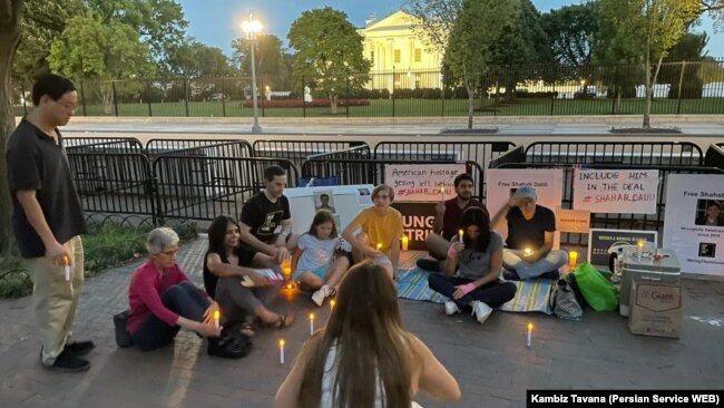 روشن کردن شمع به نشانه همدردی با خانواده شهاب دلیلی که در ایران در زندان است، واشنگتن مقابل کاخ سفید