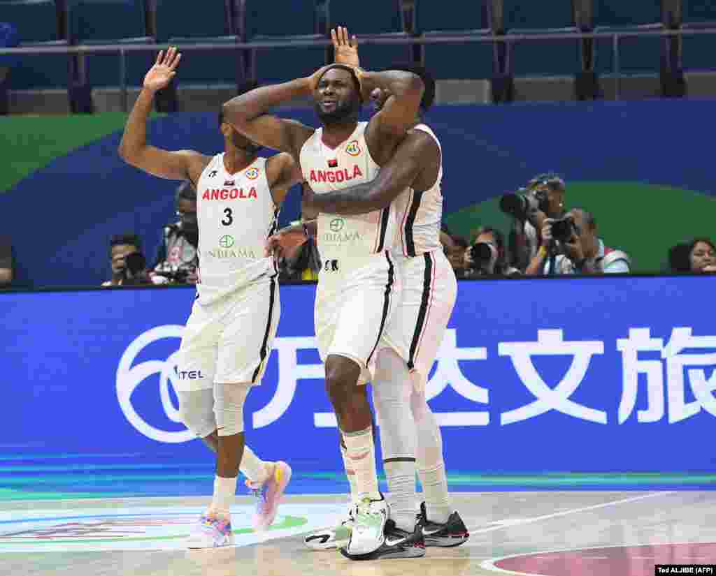 Jogador angolano Bruno Fernando (no meio) reage depois de marcada uma falta no jogo do Mundial de Basquetebol do grupo A contra a República Dominicana. Araneta Coliseum, Quezon City, Manila. 29 agosto 2023