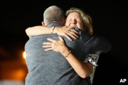 Elizabeth Whelan abraza a su hermano Paul Whelan en la Base de la Fuerza Aérea Andrews, Maryland, luego de su liberación como parte de un intercambio de prisioneros de 24 personas entre Rusia y Estados Unidos, el 1 de agosto de 2024.