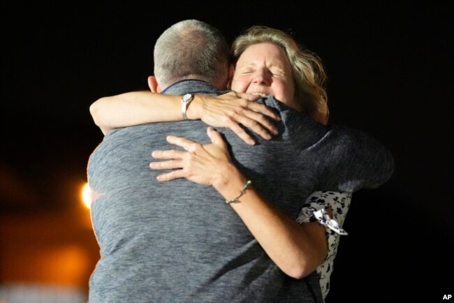 Elizabeth Whelan abraza a su hermano Paul Whelan en la Base de la Fuerza Aérea Andrews, Maryland, luego de su liberación como parte de un intercambio de prisioneros de 24 personas entre Rusia y Estados Unidos, el 1 de agosto de 2024.