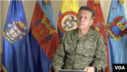 Almirante Francisco Cubides, comandante de las Fuerzas Militares de Colombia en conservación con la Voz de América en Bogotá. [Foto: Johan Reyes, VOA].