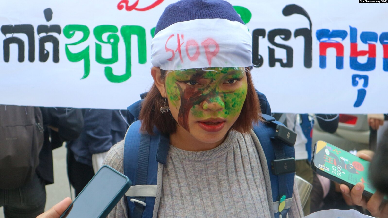 កញ្ញា មាន លីសា អាយុ ២០​ ឆ្នាំ សមាជិក​របស់​ក្រុម​ចលនា​មាតាធម្មជាតិ ផ្តល់​កិច្ចសម្ភាសន៍​ដល់​អ្នកសារព័ត៌មាន ក្នុង​ពេល​ដាក់​ញតិ្ត​នៅ​មុខ​ក្រសួង​បរិស្ថាន ក្នុងរាជធានីភ្នំពេញ នៅថ្ងៃទី ២២ ខែឧសភា ឆ្នាំ ២០២៣។ (ស៊ឹម ចាន់សំណាង/វីអូអេ)