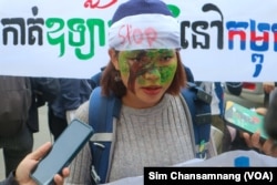 Mean Lysa, 20, a member of Mother Nature, talks to media in front of the Ministry of Environment in Phnom Penh on May 22, 2023. (Sim Chansamnang/VOA Khmer)