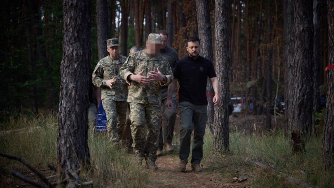 Ukrajinski predsednik Volodimir Zelenski sa vojnim zvaničnicima nalazi se u oblasti identifikovanoj kao Vovčansk, u regionu Harkov, 29. jula 2024. (Fotografija sa zvaničnog naloga ukrajinskog predsednika na platformi Eks).
