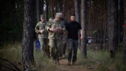 Ukrajinski predsednik Volodimir Zelenski sa vojnim zvaničnicima nalazi se u oblasti identifikovanoj kao Vovčansk, u regionu Harkov, 29. jula 2024. (Fotografija sa zvaničnog naloga ukrajinskog predsednika na platformi Eks).