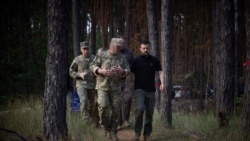 Dalam foto yang diunggah di akun X miliknya pada tanggal 29 Juli 2024, Presiden Ukraina Volodymyr Zelenskyy, kanan, berjalan bersama pejabat militer di area yang diidentifikasi dekat Vovchansk, di wilayah Kharkiv, Ukraina. (X/ZelenskyyUa)