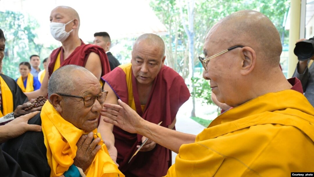 Đức Đạt Lai Lạt Ma gặp gỡ nhóm tín đồ đến từ Rolwaling, đông bắc Nepal, vào ngày 29/5/2024.