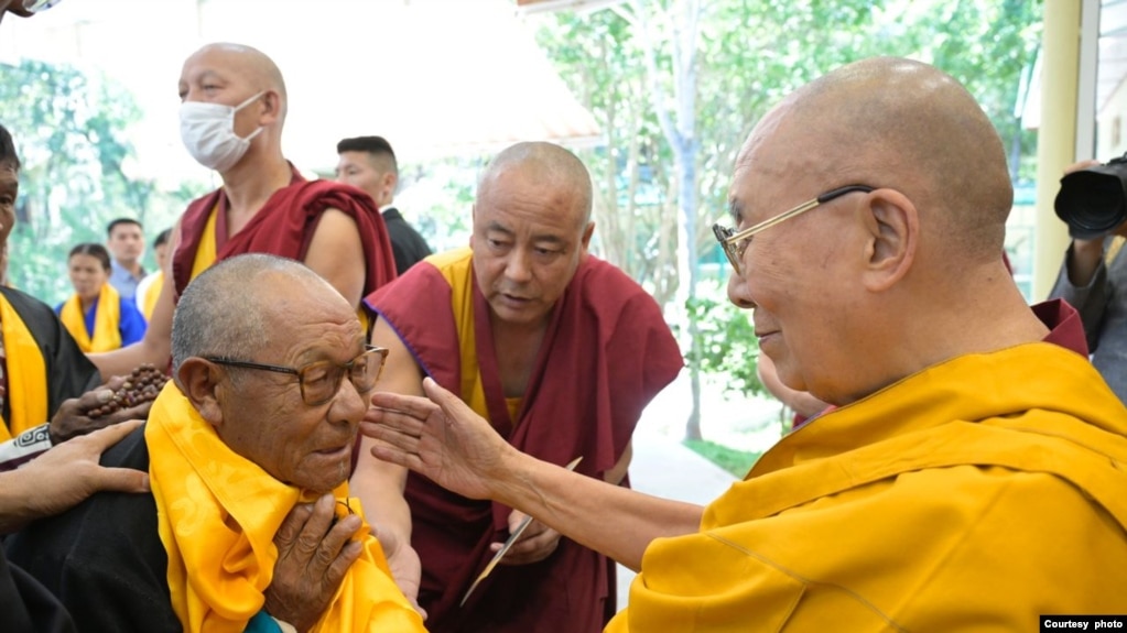 西藏流亡精神领袖达赖喇嘛（右）（资料照：2024年5月29日）