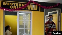 Un cliente sale de una oficina de Western Union en La Habana, Cuba, el 23 de noviembre de 2020. 