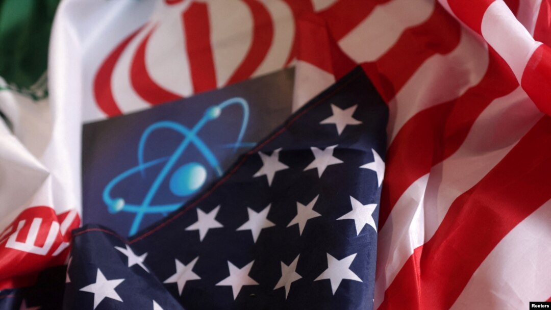 Simbol atom dan bendera Amerika Serikat dan Iran terlihat dalam sebuah ilustrasi yang diambil pada 8 September 2022. (Foto: REUTERS/Dado Ruvic)