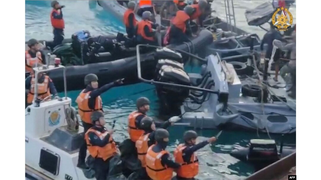 Personel Garda Pantai China tampak menggunakan senjata tajam dalam insiden di Second Thomas Shoal. (Foto: via AFP)