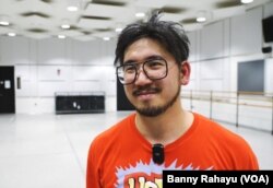 James Wu, peserta kelas tari yang digelar oleh Amirah Sackett di The Kennedy Center, Washington DC, 3 April 2024. (Foto: Banny Rahayu/VOA)