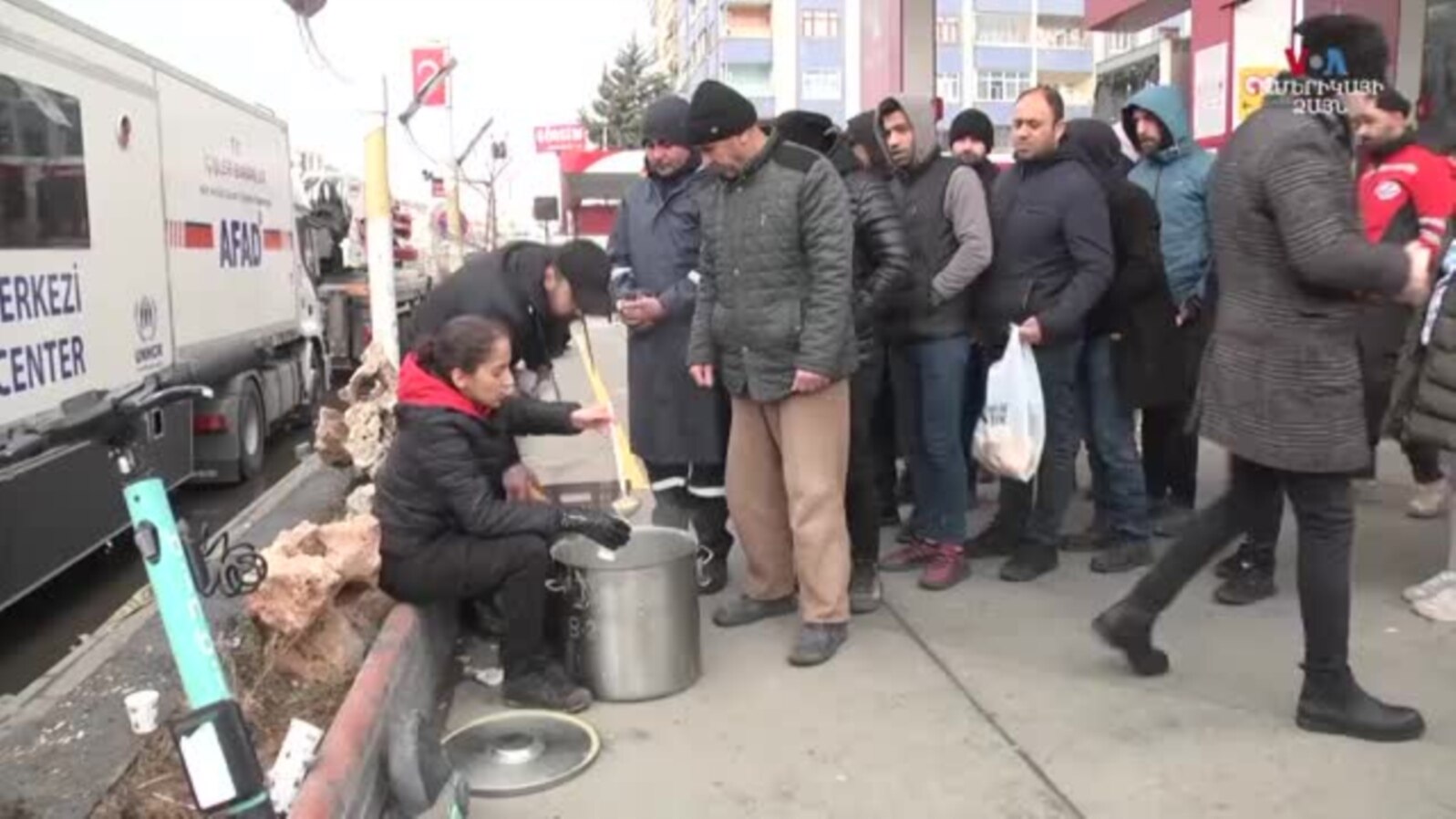 «Չորս ընտանիքով մնում ենք մեկ վրանում։ Մենք ջեռուցում չունենք, մենք ոչինչ չունենք». Թուրքիայում երկրաշարժից տուժածները բողոքում են 