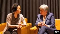澳大利亚籍华裔记者成蕾（左）被中国当局拘留3年多后获释，2023年10月11日返回墨尔本，在机场受到外交部长黄英贤（Penny Wong）的迎接。（澳大利亚外交部提供）