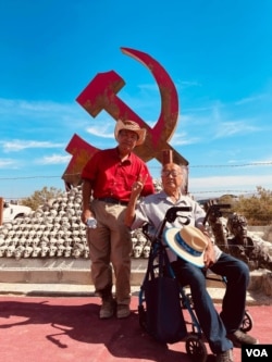 6月2日，自由雕塑公园创始人陈维明(左）和受到中共迫害的96岁老人冯国将（右）在刚刚落成的“共产主义受害者纪念碑”前合影。（美国之音 张木林）