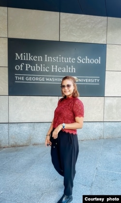 Ignatia Elvi Manek berpose di kampus George Washington University, Washington, DC.