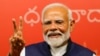 印度总理莫迪在新德里印度人民党总部打出胜利的手势。（2024年6月4日）