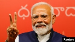 Perdana Menteri India Narendra Modi memberi isyarat, di markas besar Partai Bharatiya Janata (BJP) di New Delhi, India, 4 Juni 2024. (REUTERS/Adnan Abidi)