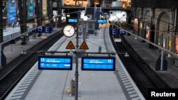 Layar elektronik memberitahukan bahwa 'tidak ada kereta yang beroperasi, karena aksi mogok kerja' di stasiun kereta api utama Hamburg, Jerman, 27 Maret 2023. (REUTERS/Fabian Bimmer)