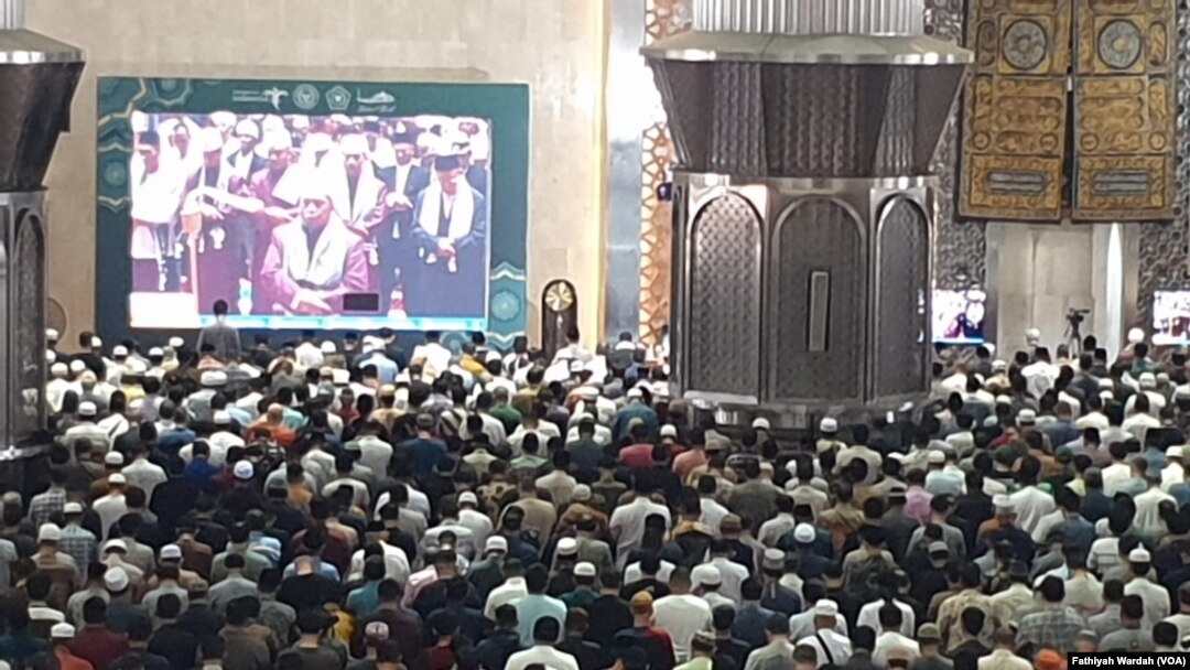 Ribuan warga Muslim ikut salat gaib di Masjid Istiqlal, Jakarta, Jumat, 2 Agustus 2024, untuk pemimpin Hamas, Ismail Haniyeh, yang tewas dalam serangan udara di Teheran, Iran, awal pekan ini. (Foto: Fathiyah Wardah/VOA)