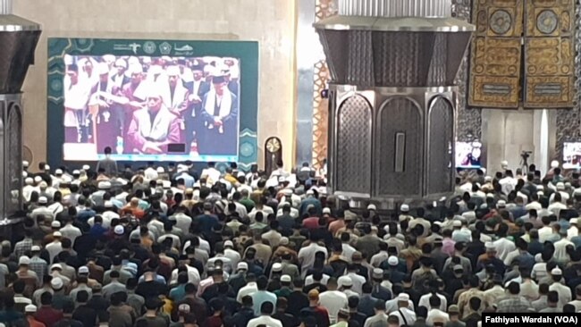 Ribuan warga Muslim ikut salat gaib di Masjid Istiqlal, Jakarta, Jumat, 2 Agustus 2024, untuk pemimpin Hamas, Ismail Haniyeh, yang tewas dalam serangan udara di Teheran, Iran, awal pekan ini. (Foto: Fathiyah Wardah/VOA)