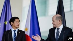 Kanselir Jerman Olaf Scholz (kanan) dan Presiden Filipina Ferdinand Marcos Jr. dalam konferensi pers seusai pertemuan di kantor Kanselir Jerman di Berlin, Selasa, 12 Maret 2024. (AP/Markus Schreiber)