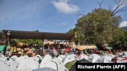 Warga Haiti yang menyelamatkan diri dari serangan geng mengungsi ke stadiun Vincent yang diubah menjadi kemah pengungsian di Port-au-Prince, Haiti, Rabu, 30 Agustus 2023. (Foto: Richard Pierrin/AFP)