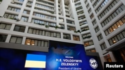 Layar di kantor Dana Moneter Internasional (IMF) menunjukkan ucapan selamat datang kepada Presiden Ukraina Volodymyr Zelenskyy pada 11 Desember 2023. (Foto: Reuters/Julia Nikhinson)