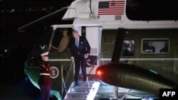 拜登总统结束欧洲之行后回到白宫南草坪时走下海军陆战队一号直升机。（2023年2月22日）