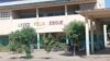 L'un des grands lycées de N'Djamena, le Lycée Félix Eboué est vide. (VOA Afrique/André Kodmadjingar).