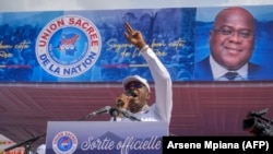 Le maire de la ville de Kinshasa Gentiny Ngobila s'adresse aux partisans de l'Union sacrée, au Stade des Martyrs à Kinshasa, le 29 avril 2023.