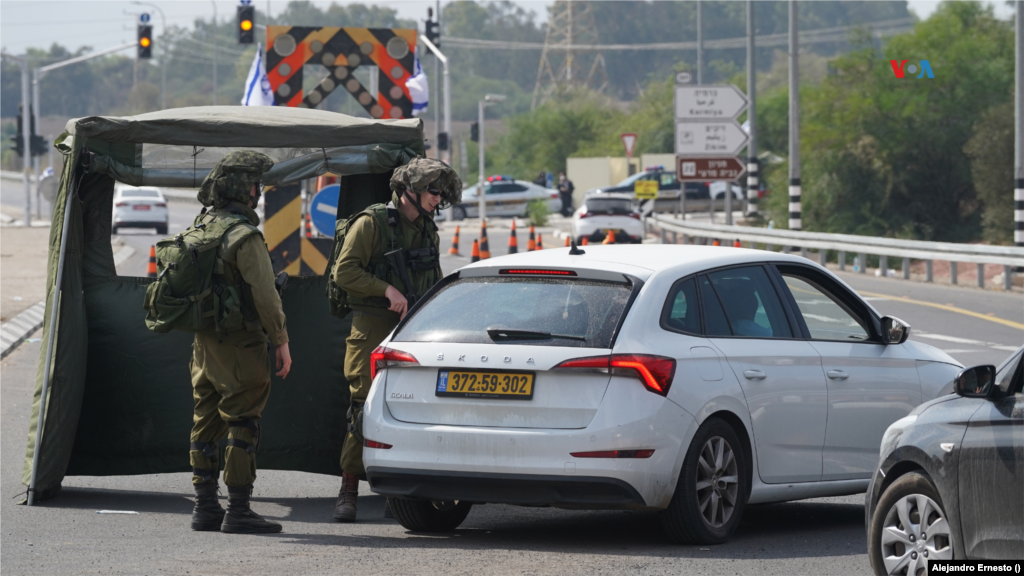 Fuerzas de defensa de Israel inspeccionan un vehículo en uno de los bloqueos que mantienen activos en las carreteras que llevan hacia áreas cercanas a la Franja de Gaza, durante el conflicto con Hamás, el 11 de octubre de 2023.&nbsp;