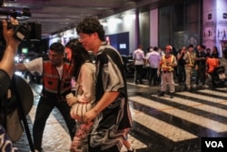 Siam Paragon Mall is evacuated following a deadly gun attack, in Bangkok, Thailand, Oct. 3 2023. (Tommy Walker/VOA)