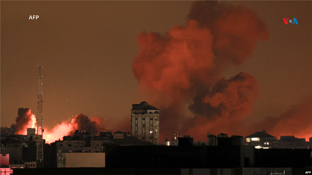 Una columna de humo se eleva sobre los edificios de la ciudad de Gaza durante un ataque aéreo israelí, el 8 de octubre de 2023.&nbsp;