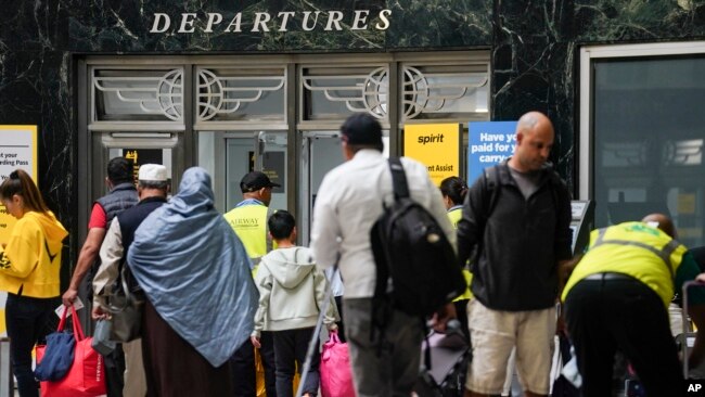 Los pasajeros llegan al Aeropuerto LaGuardia, cuando el fin de semana festivo del Memorial Day o Día de los Caídos señala el inicio no oficial de la temporada de viajes de verano, el jueves 25 de mayo de 2023, en Nueva York. (Foto AP/Bebeto Matthews)