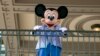 Maskota Mickey Mousea u Disneylandu na Floridi. (Foto: AP/Ted Shaffrey)