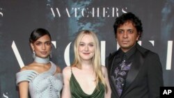 (ki-ka) Sutradara Ishana Night Shyamalan, Dakota Fanning dan produser M. Night Shyamalan di New York. (dok: Andy Kropa/Invision/AP)