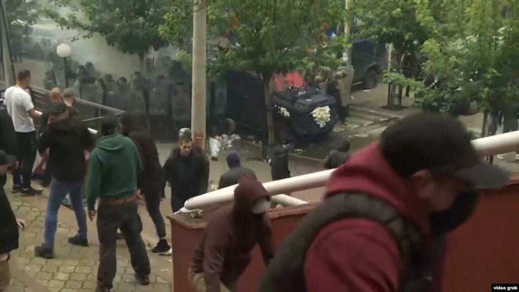 Protestuesit serbë përplasen me KFOR-in në veriun e Kosovës