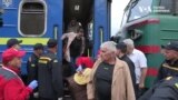 До Хмельницького прибув перший потяг із Херсона: херсонці розповідають про пережите. Відео