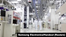 တောင်ကိုရီးယားနိုင်ငံ ပြုံတက်ခ်မြို့ရှိ ဆမ်ဆောင်း (Samsung) ကုမ္ပဏီရဲ့ chip ပြားထုတ်လုပ်ရေး စက်ရုံအတွင်းတနေရာ (စက်တင်ဘာ ၇၊ ၂၀၂၂)
