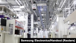 Suasana dari lini produksi cip buatan Samsung Electronics di Pyeongtaek, Korea Selatan, dalam foto yang dirilis pada 7 September 2022. (Foto: Samsung Electronics/Handout via Reuters)