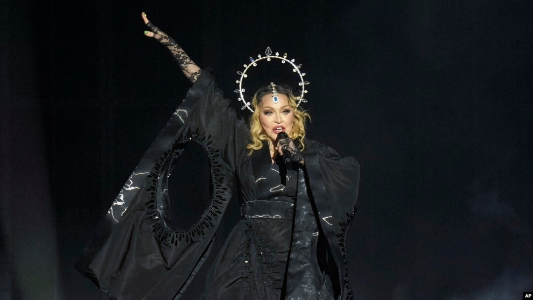 Denye konse Madonna nan kad vire won "The Celebration Tour" li a sou plaj Copacabana nan vil Rio de Janeiro, Brezil, 4 Me 2024. 