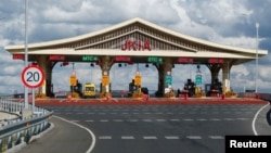 资料照片: 由中国路桥公司 (CRBC) 承建的肯尼亚高速公路上的乔莫肯雅塔国际机场收费站 (2023年5月7日)